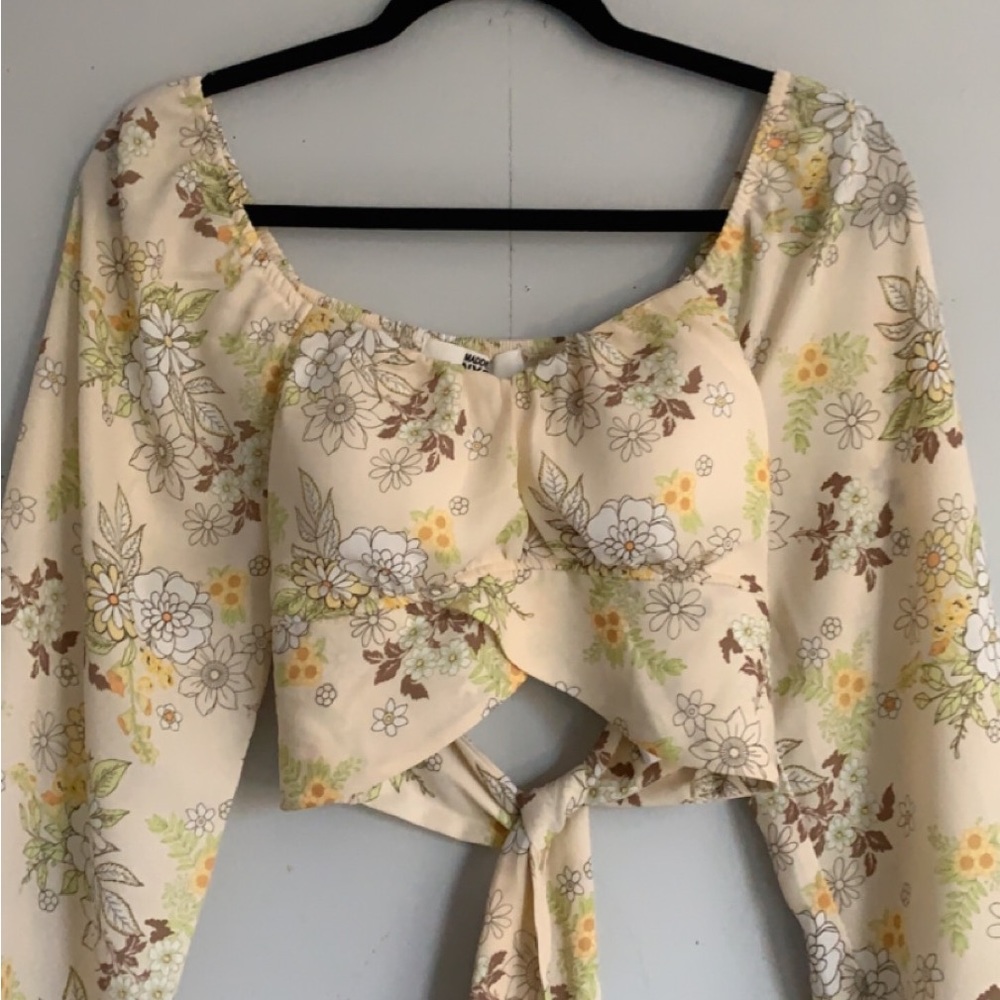 Madden NYC Cropped Floral Long Sleeve Top